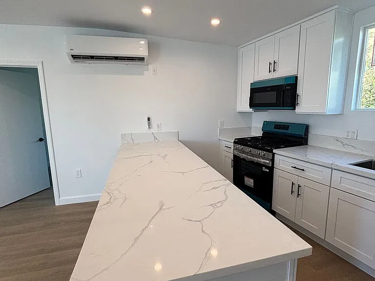 2280 S Barrington Ave — Photo 12