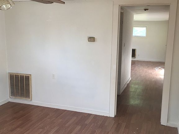 4th image of 122 Shapard St