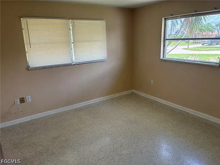 3709 SE 17th Pl — Photo 7