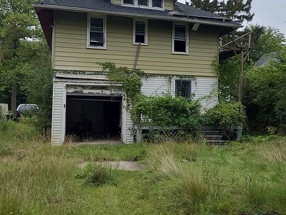 3rd image of 100 Pinegrove Ave