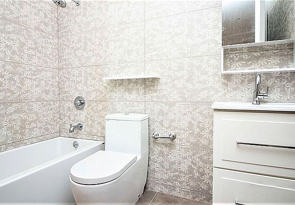 4th image of 214 Sumpter St #1