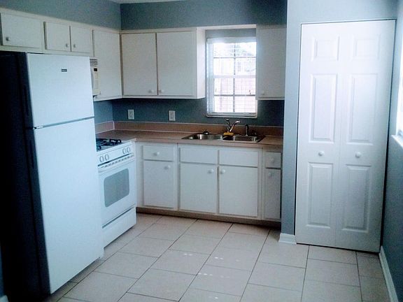 4th image of 410 Louise Ave #2