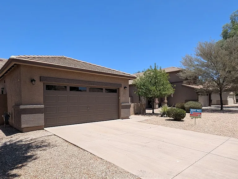 4236 E Oxford Ln — Photo 2