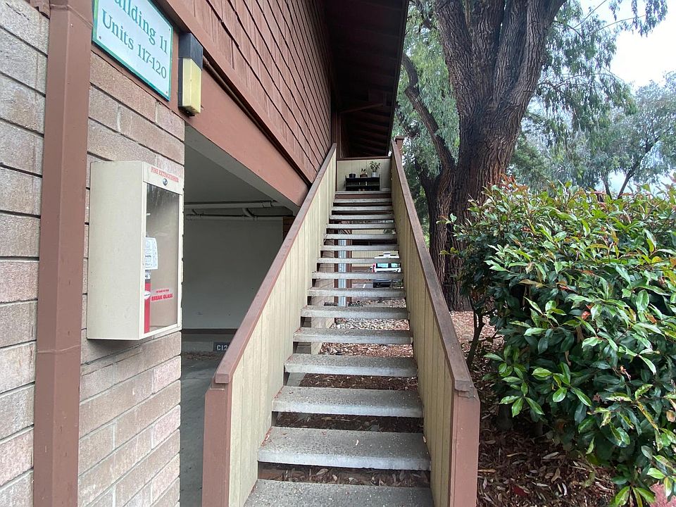 Private entrance End unit!! No one below or above. One side only