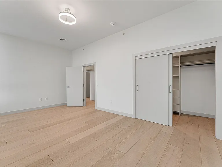 Bank Street Apartments at Burlington Square — Photo 67