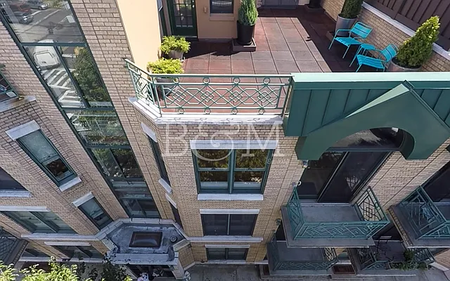 Sold by Brick&Mortar | media 9