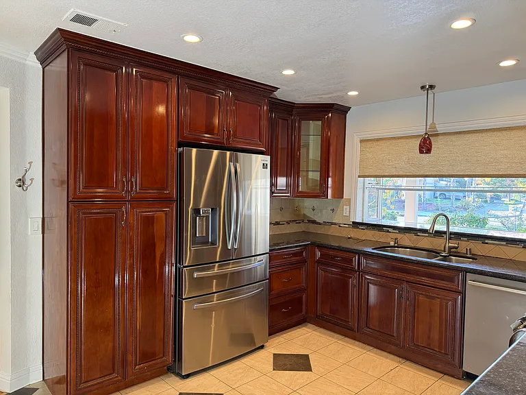 1204 Arlington Ln — Photo 4