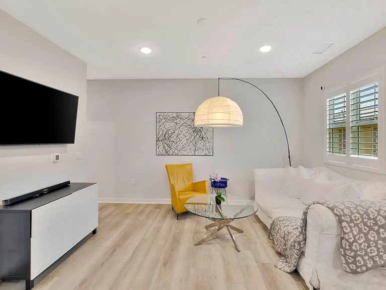 893 Blackstone Dr — Photo 4