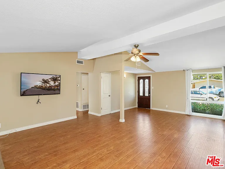 526 N Emerald Dr — Photo 4