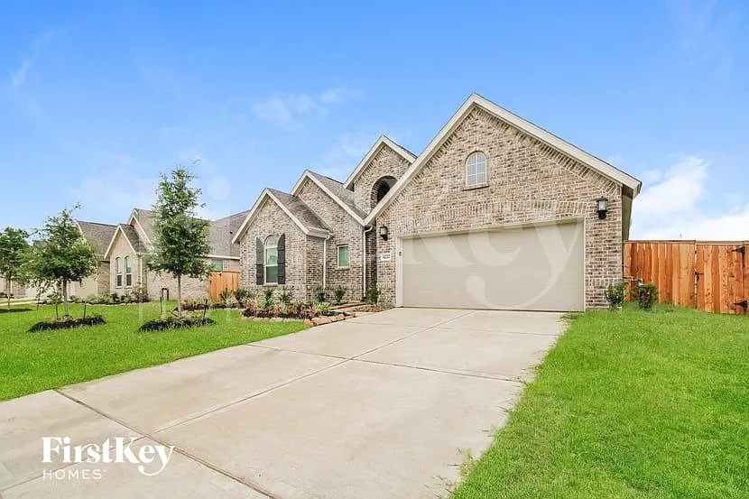 3 bed, 2.0 bath, 1990 sqft, $2,415 — Photo 2