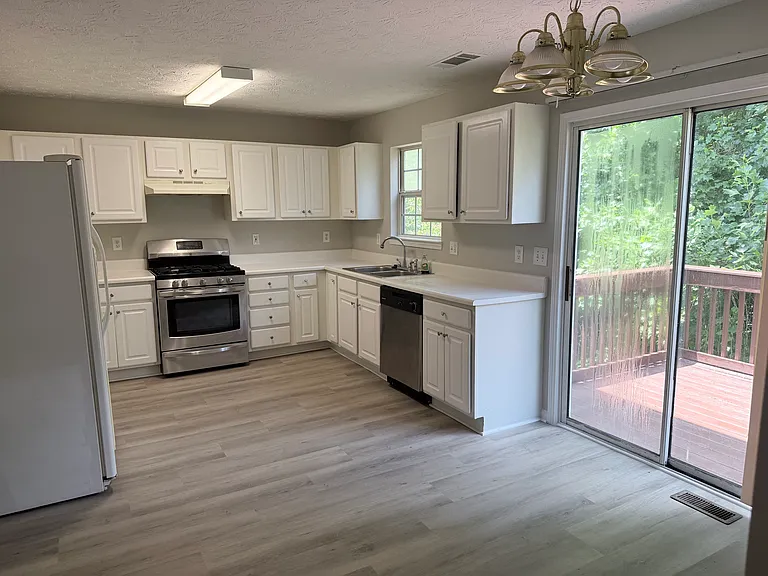 1086 Yellow River Dr — Photo 3