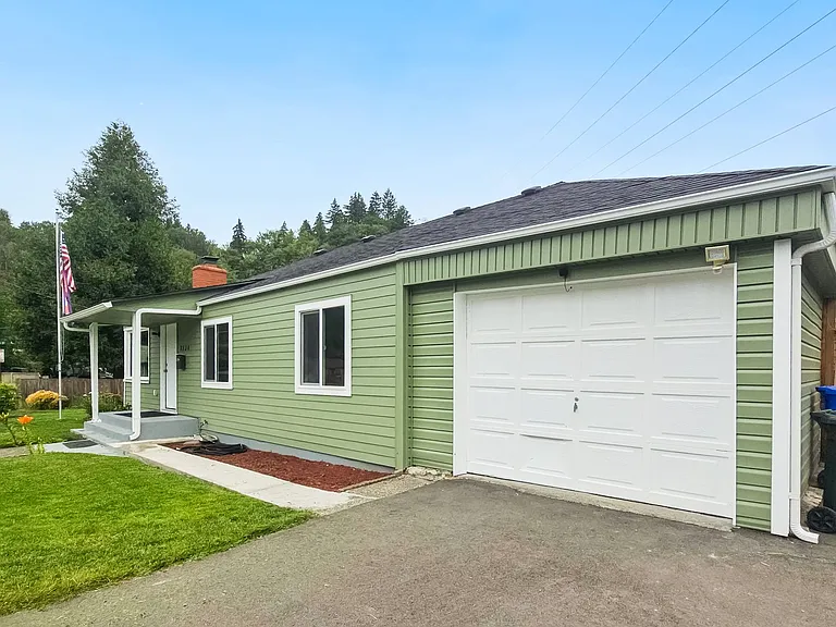 3330 SE 6th St — Photo 3