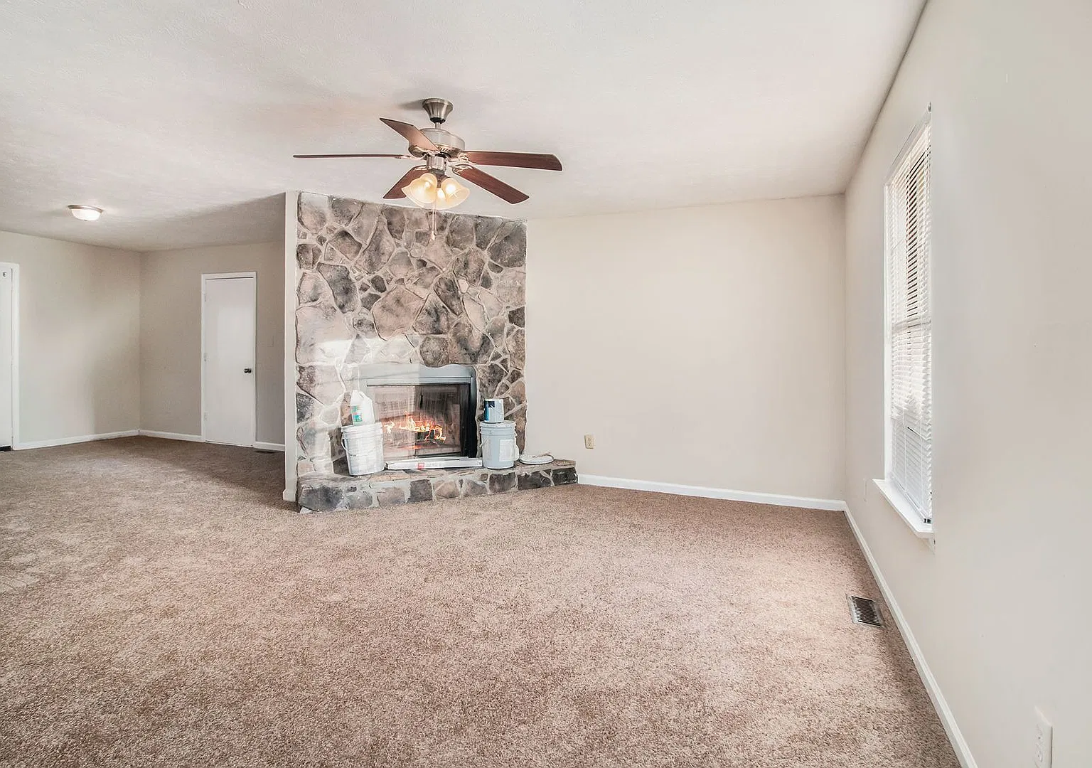 3 Bedroom 2 Bathroom House — Photo 3