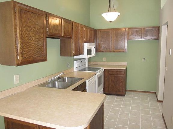 3rd image of 723 Evergreen Ct