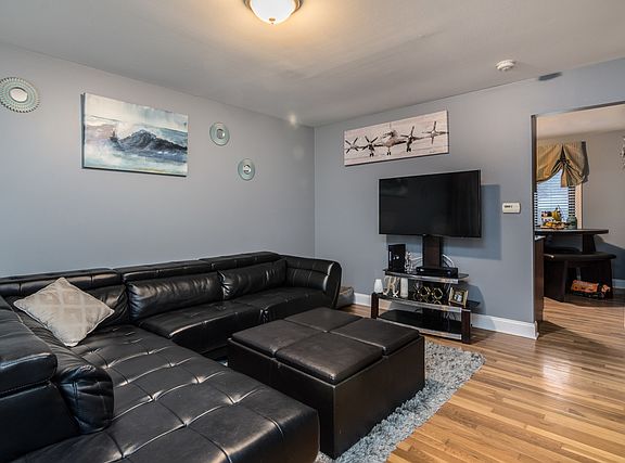 3rd image of 1S132 Apley Ln #0