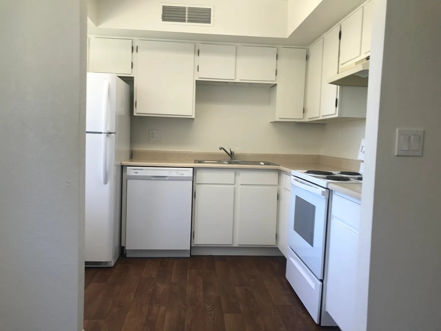 2 bed, 1.5 bath, 714 sqft, $1,275 — Photo 2