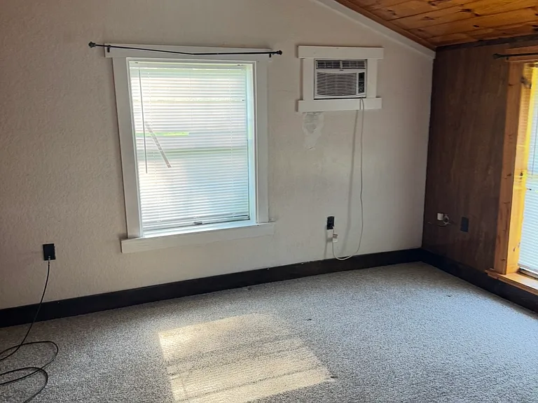 510 Darby Ln — Photo 4