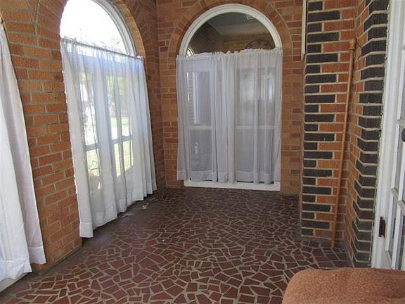 2nd image of 114 Washington Pl S