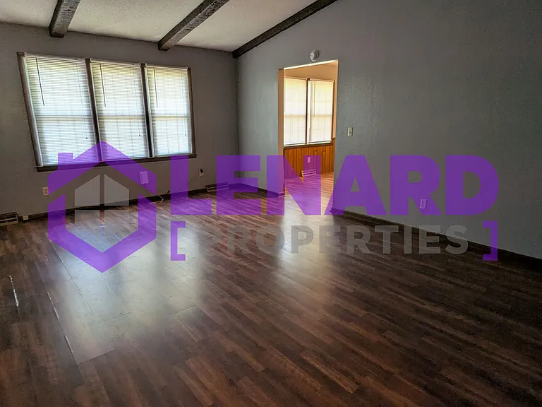 1004 E Auburn Pl — Photo 2