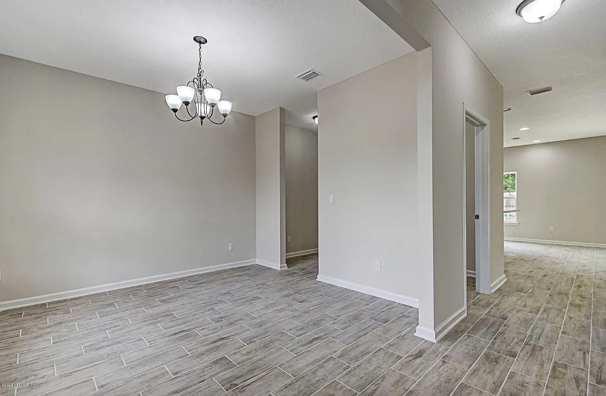 4 bed, 2414 sqft, $2,525 — Photo 3