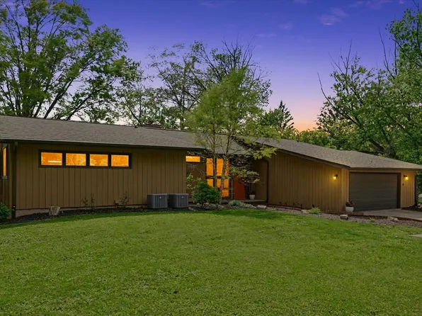 1010 Parkview Dr, Mahomet, IL 61853