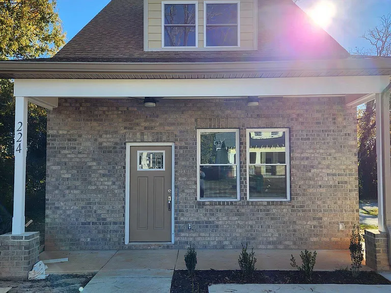 224 Grace St — Photo 1