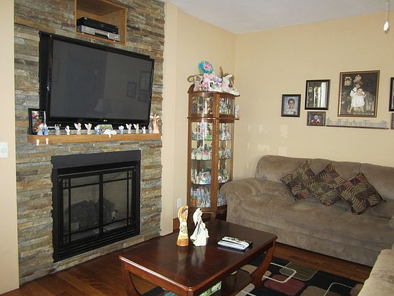 4th image of 300 S Lincoln Ave
