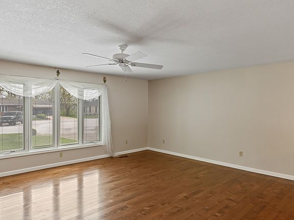 3rd image of 4128 Coachlight Ct