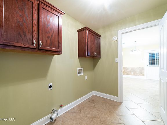 5th image of 2465 Wood Hill Dr