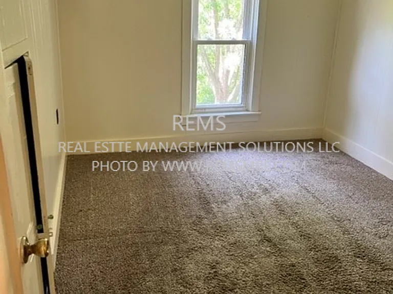 627 N Park St — Photo 4