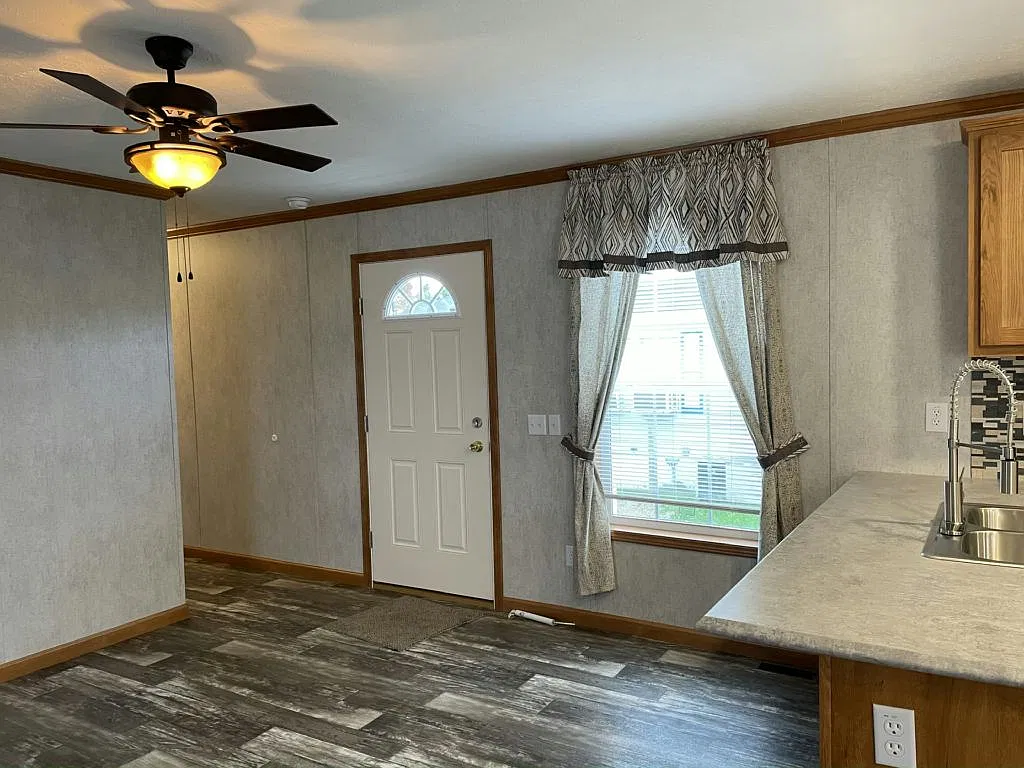 3 bed, 2.0 bath, 1056 sqft, $1,550 — Photo 4