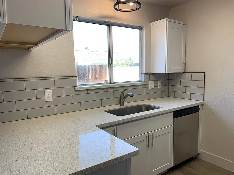 778 E Encore Dr — Photo 4