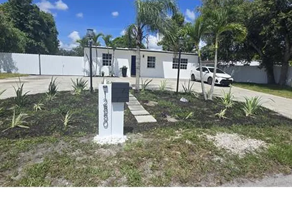 12850 W Golf Dr, Miami, FL 33167