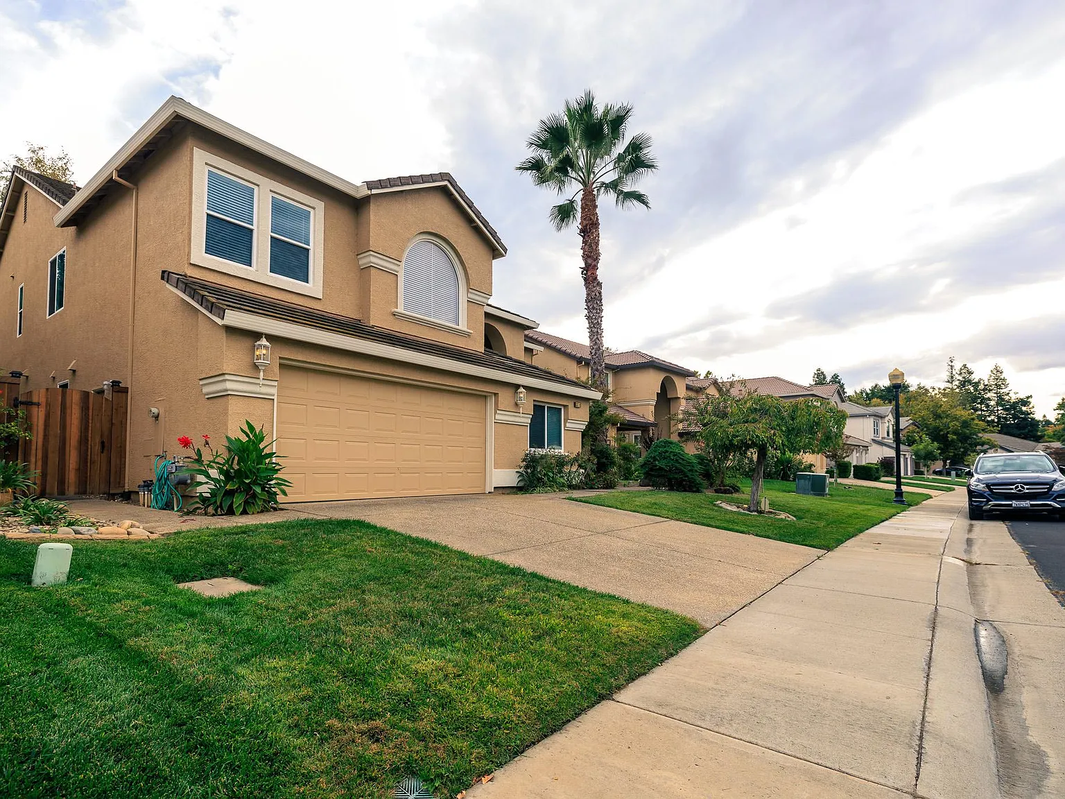 5 bed, 4090 sqft, $4,550 — Photo 2