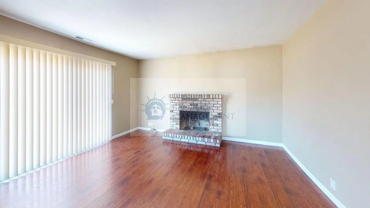 3 bed, 1040 sqft, $2,450 — Photo 3