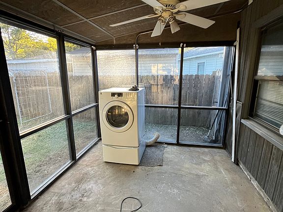 4th image of 326 N Center Dr
