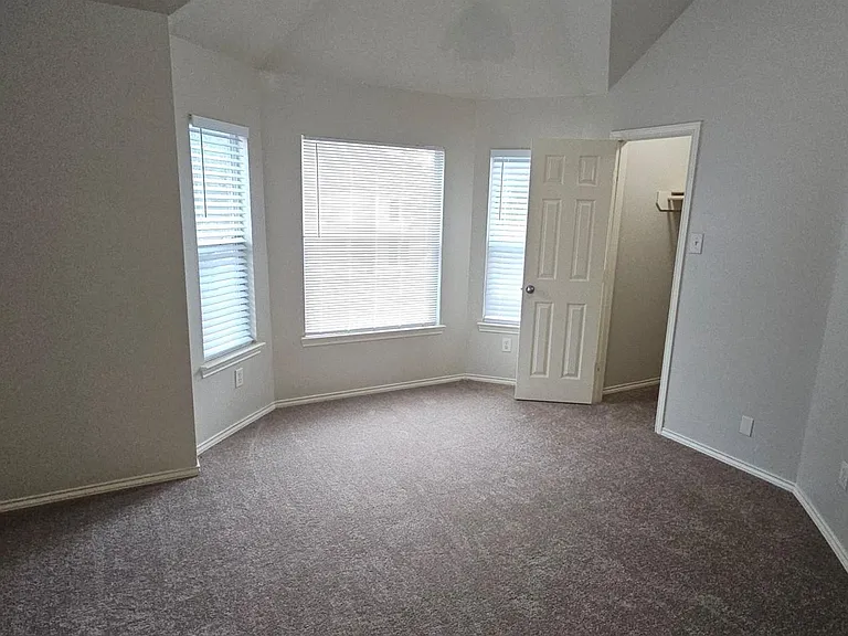 706 Woodport Ln — Photo 12