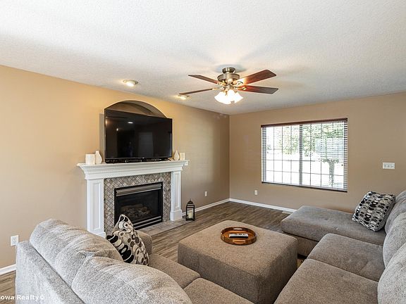 4th image of 2015 SE Leeann Dr