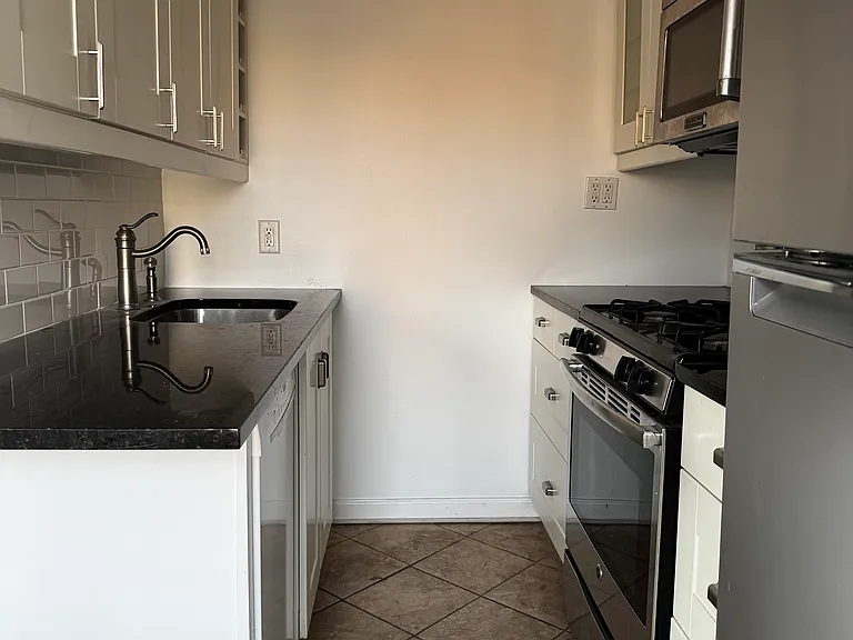 607 N Noble St #4 — Photo 3