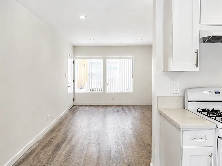 212 W Elk Ave #2 — Photo 2