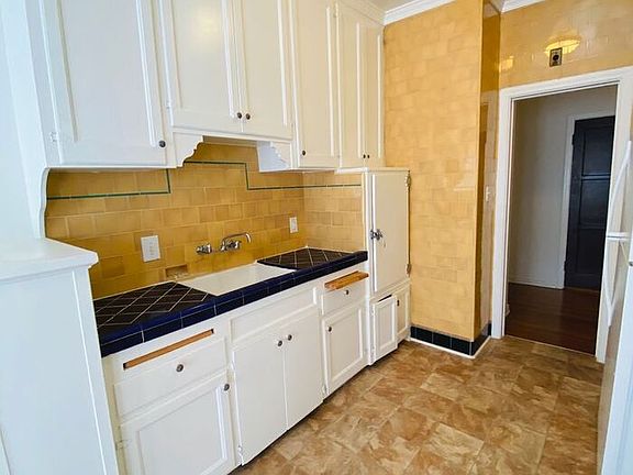5th image of 372 S Cochran Ave APT 3