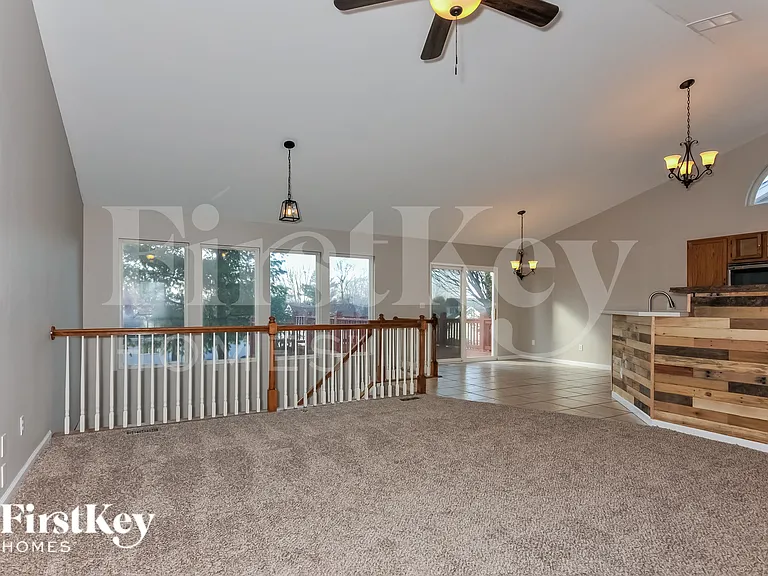212 Royallmanor Ln — Photo 4