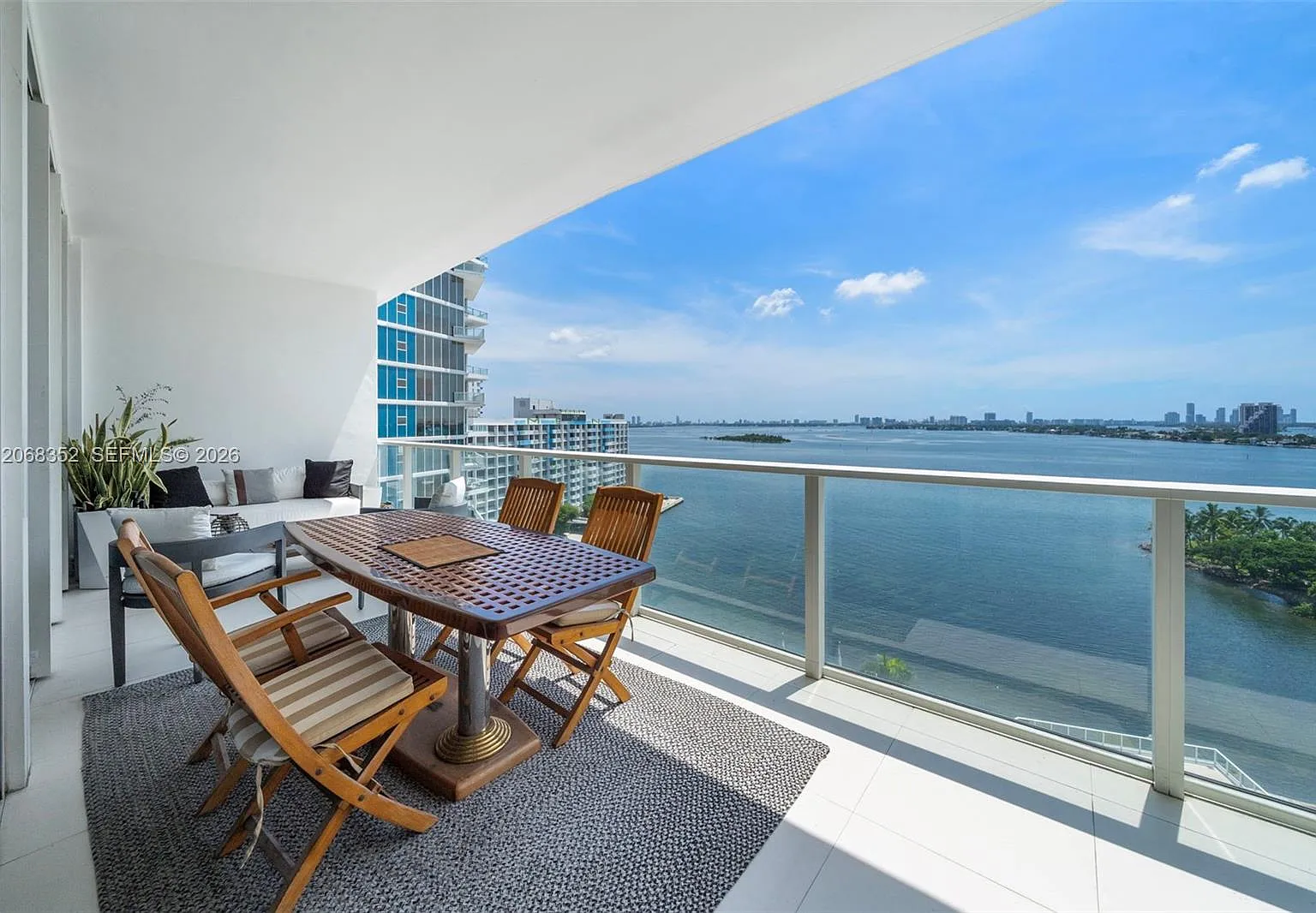 Paramount Bay Condo — Photo 1
