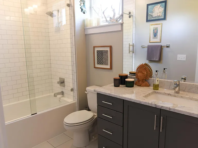 Guest Bath with Soaking Tub/Shower.