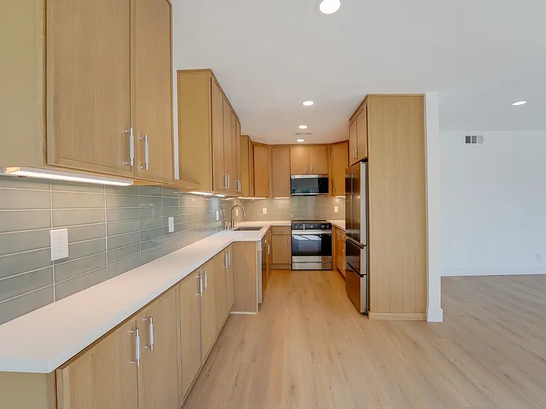1102 Pacific Beach Dr — Photo 10