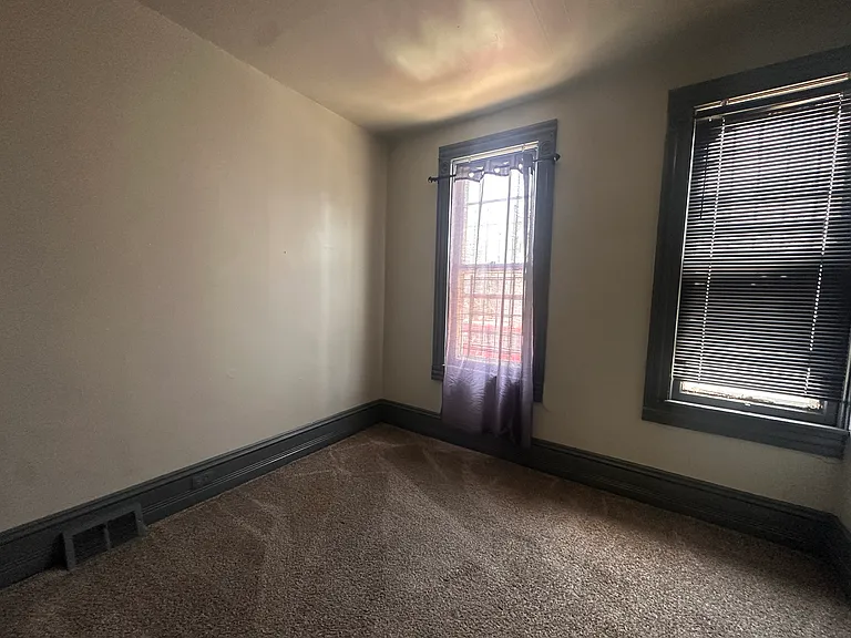 1529 E 32nd St #1 — Photo 7