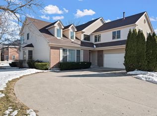 2833 Whispering Oaks Dr, Buffalo Grove, IL 60089