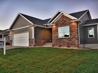 828 Palmyra Dr NE, Cedar Rapids, IA 52402