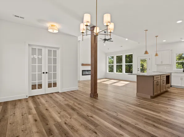 1356 Kiowa Ct, Boonville, MO 65233