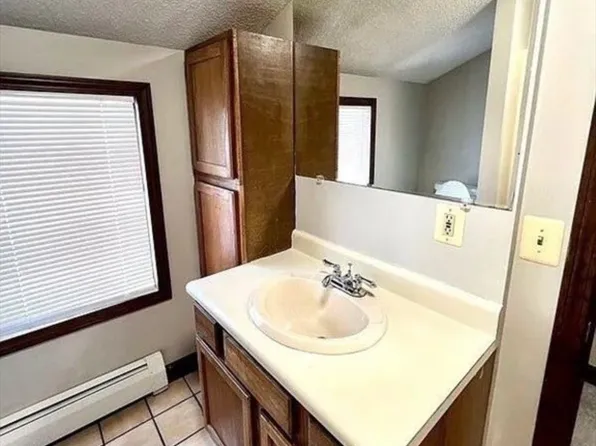 892 Saint James Ave #892, Springfield, MA 01104